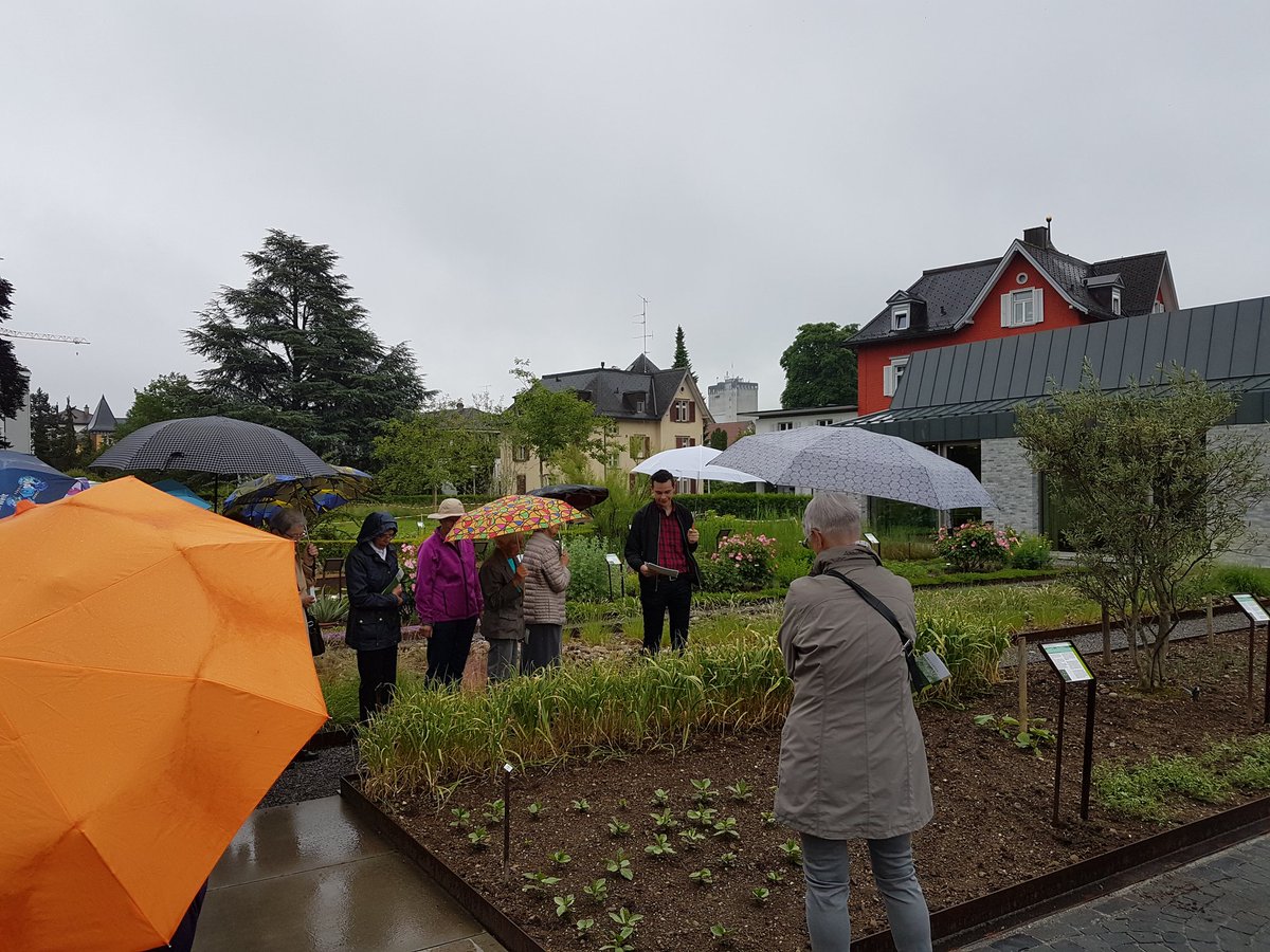 SEGossau's tweet photo. #Bibelgartenwoche mit der Führung durch den #Bibelgarten gestartet. #Präsenz https://t.co/7ExOgxQkwQ