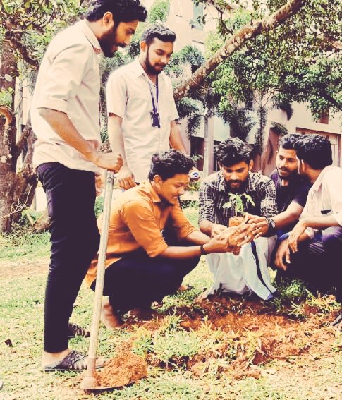 KmSharjas's tweet photo. ജൂൺ 5പരിസ്ഥിതി ദിനത്തിന്റെ ഭാഗമായി കോളേജിനകത്ത് ഗുൽമോഹർ തൈകൾ നട്ടുപിടിപ്പിച്ചു.
#WorldEnvironmentDay  #SFI #Kmctce https://t.co/pzMxWH8Om3