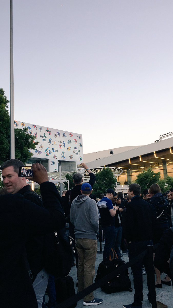 CoderPug's tweet photo. Waiting... #WWDC17 https://t.co/P5IFByVxKs