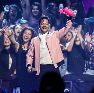 MTVMillennial's tweet photo. Un aplauso para él gran ganador de la noche @maluma 👏👏👏😽 #MTVMIAW2017 https://t.co/qHhBLucRz4