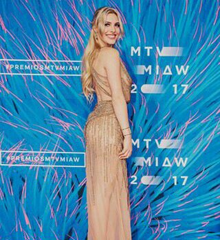 MTVMillennial's tweet photo. Que opinan de @lelepons la rompió en los #MTVMIAW2017 💥💥 https://t.co/hye441BF0o