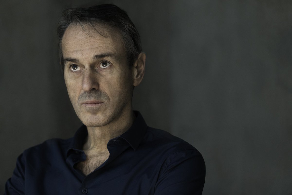 GDIFestival's tweet photo. If acclaimed director Ivo van Hove says you should see @deRoovers A View from the Bridge, you should probably see it https://t.co/CBk4jCtcoI https://t.co/MTvee5i7wh