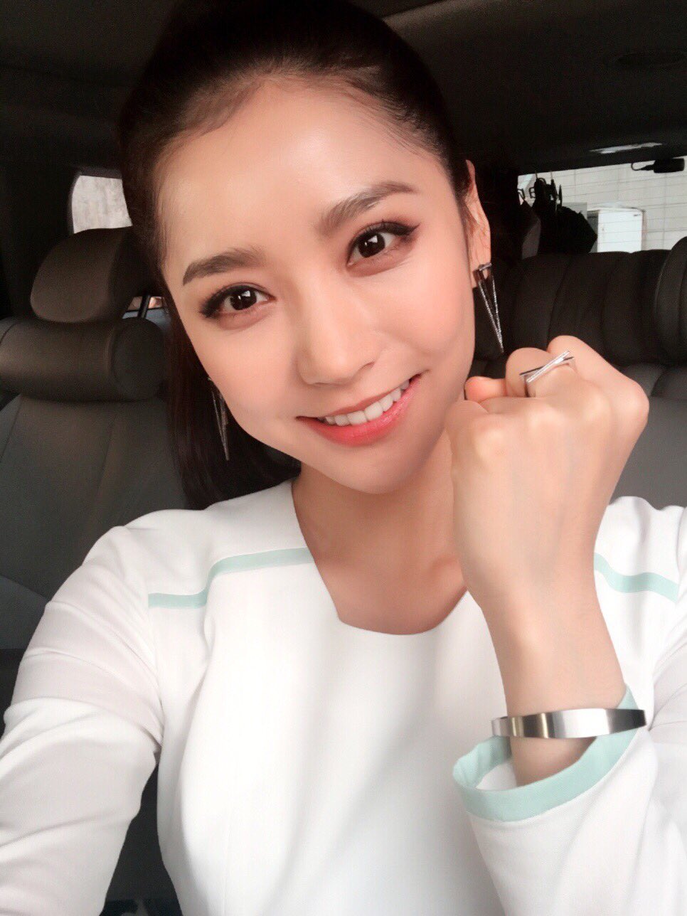 DBj3OuEV0AEFLye.jpg:large