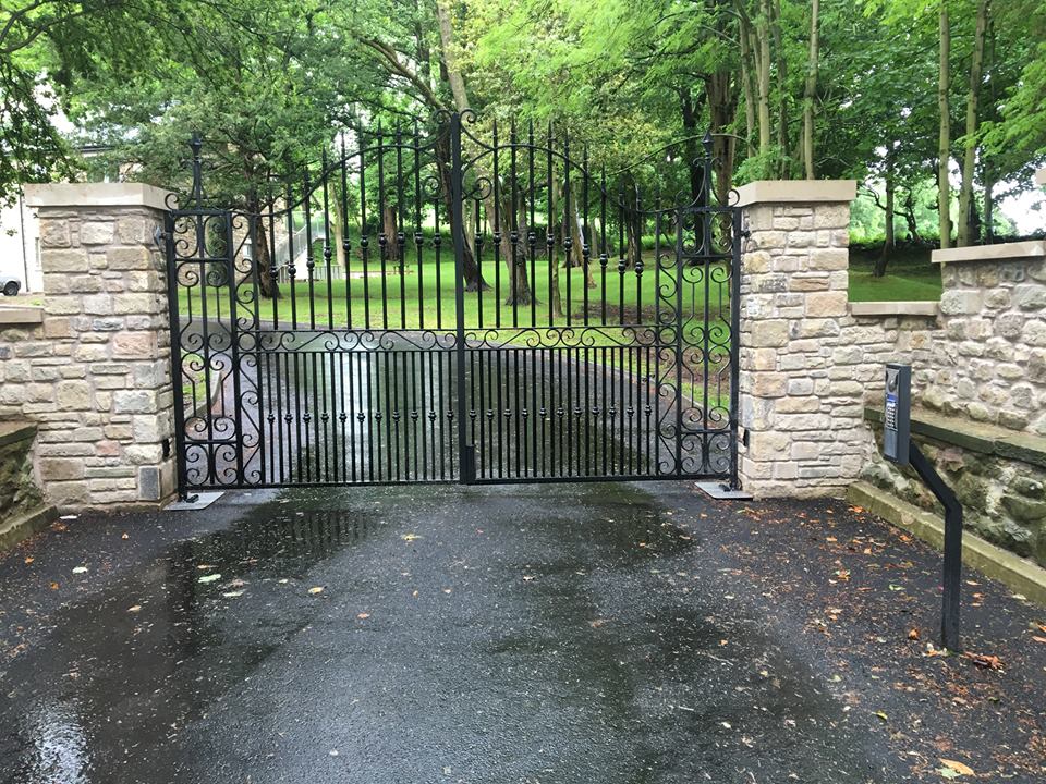 McGaffigansIron's tweet photo. Set of #Decrotive #wrought #iron #gates
All made in house on our machines/forge
Credit to j.bargh 
👍🏻 https://t.co/sJo86xxHef