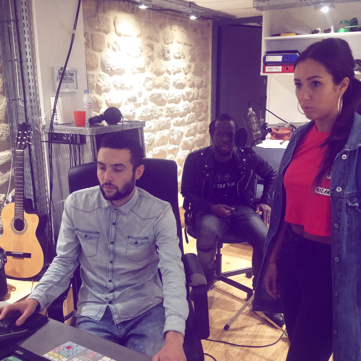 aynamusik's tweet photo. #concentration #buildingStudio @youssouphamusik @bomayemusik 🎤🎶 https://t.co/RKhLypETDS