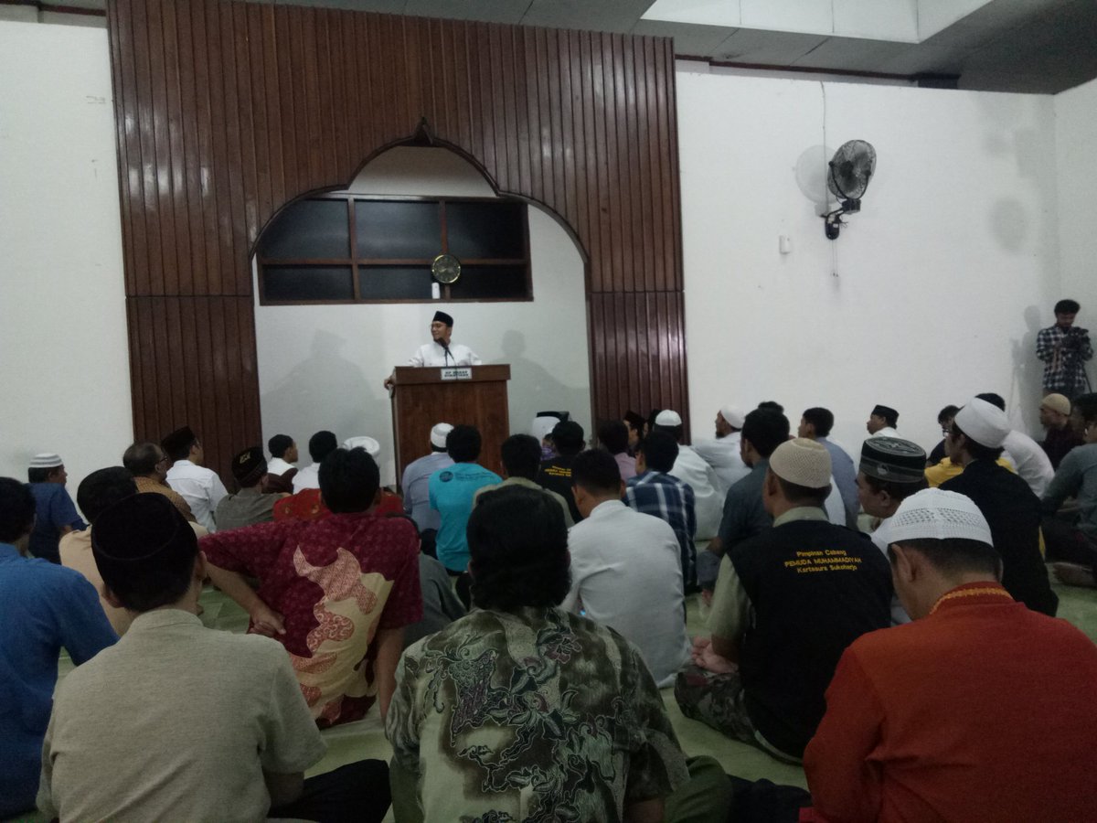 fasco1912's tweet photo. Malam ini @Dahnilanzar ceramah di hadapan warga civitas akademika UM Surakarta @muhammadiyah @KokamIndonesia https://t.co/Gk6wSswsy3