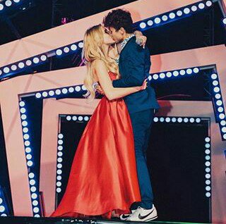 MTVMillennial's tweet photo. RT si terminaron muertos de amor ❤❤ con el gran cierre de la noche de @ElJuanpaZurita y @lelepons en los #MTVMIAW2017  😻😻💥💥  #zuripons 😽😽 https://t.co/qcrPrZQSdM