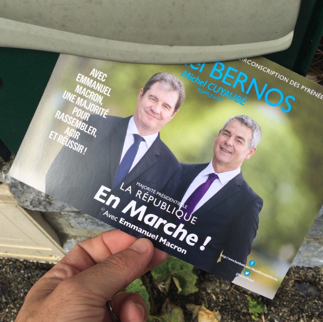 BernosMichel's tweet photo. [#Legislatives2017] 5 juin 2017. Boitage par l'équipe de campagne à Arzacq-Arraziguet #circo6403 #LREM https://t.co/SkNi0TAu1L