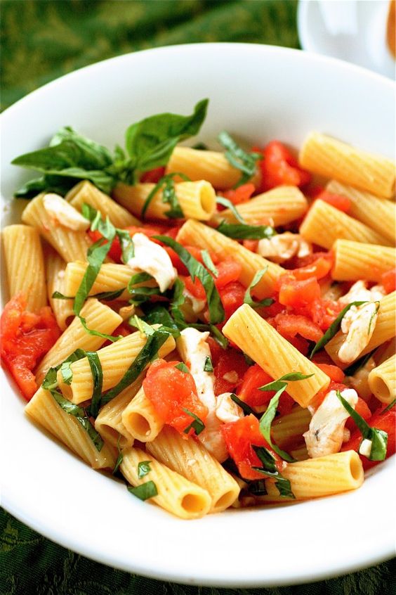 Pasta_Felicetti's tweet photo. Fresca, gustosa e leggera: Rigatoni di Kamut con pomodoro fresco, burrata e basilico © photo @thecurvycarrot 
https://t.co/tpV8SKxs2W https://t.co/hqZLTzRB9b