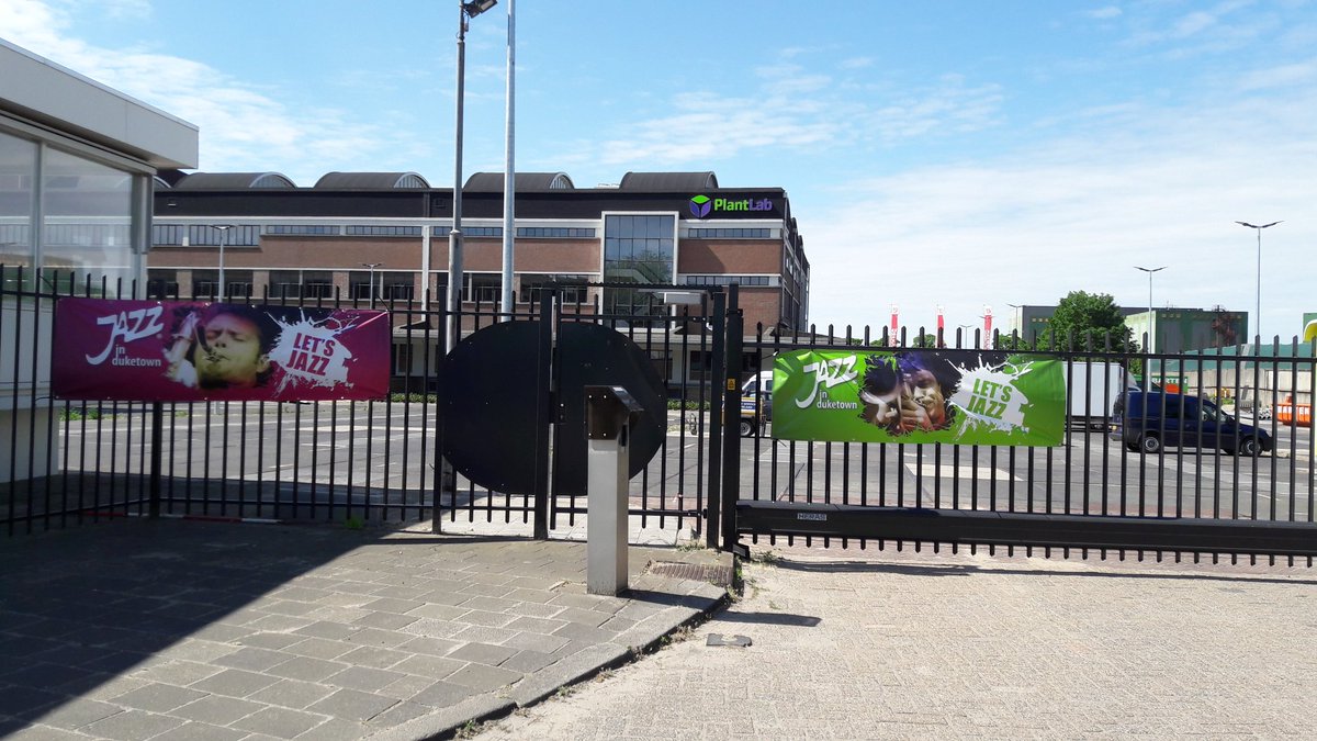 Inderdaad! <a href="/BDRobertVanLith/">Robèrt van Lith</a>: Hier parkeren de artiesten en vrijwilligers van <a href="/jazzinduketown/">Jazz in Duketown</a> dus. <a href="/Gruyterfabriek/">De Gruyter Fabriek</a>