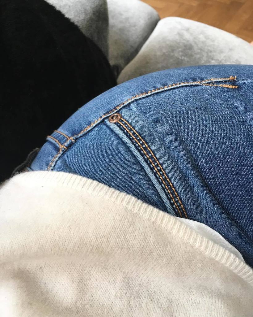 Cashmere &amp; blue jeans ✔️ have a cosy holiday monday! #feiertag #feelslikesunday #couchday ift.tt/2qSGtaZ