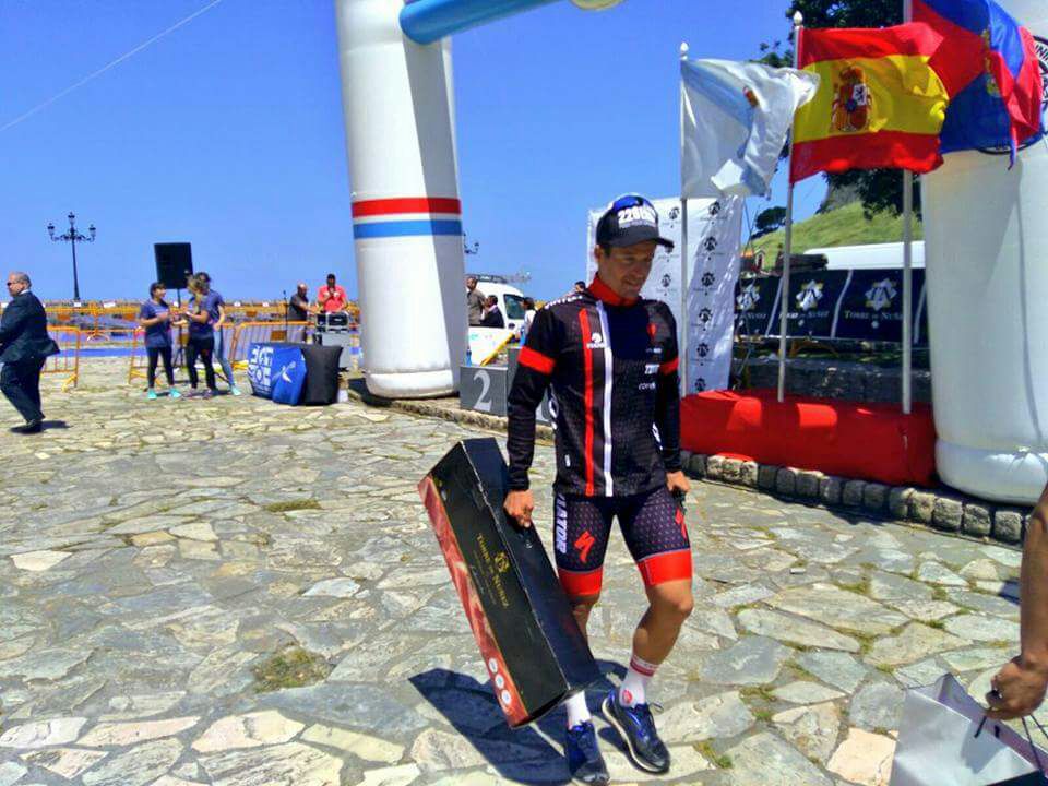 Así de contento recogía su jamón el ganador del #Triatlón Olímpico de Baiona: <a href="/pablitopiny/">Pablo Dapena Gonzalez</a>. ¡Enhorabuena! 👏 #TorredeNúñez