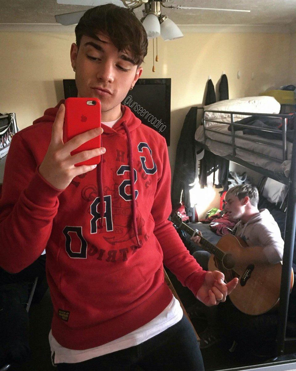 unseenroadtrip's tweet photo. @RoadTripTV a rare fovvler can be spotted in the back 😅
#fetusrye #fetusandy https://t.co/FpXATRpIUG