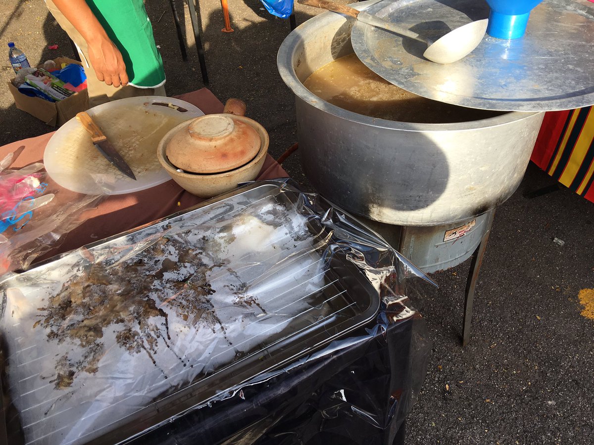 _2One's tweet photo. Mai mai mai datang ke bazar @botak_ayie di Seksyen 17 Shah Alam. Macam2 ada. Rugi kalau x mai.
#berdesoup
#meekuning
#kueytiaw
#bihun https://t.co/a7PVUS8Wrh