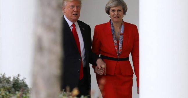 carolJhedges's tweet photo. @murphtag @RupertMyers @HelenKennedy Haha..listen, our would- be Supreme Leader Kim-Jong May isn't exactly 'competent'. #handholder My cat (on right) would be a better leader. https://t.co/iEOheorugQ