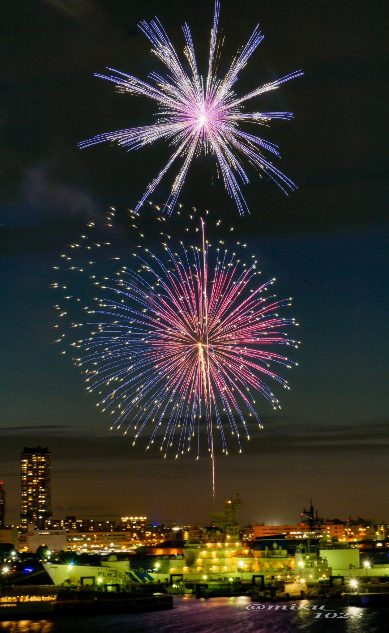 Miku 写真を撮る人 第36回 横浜開港祭17 ビームスペクタクル In ハーバー 2 夕暮れどきの花火の空の グラデーションが一番だね W お疲れ様 横浜開港祭 横浜山田の花火 横浜 みなとみらい Fireworks 大さん橋 A6000 花火大会 T Co