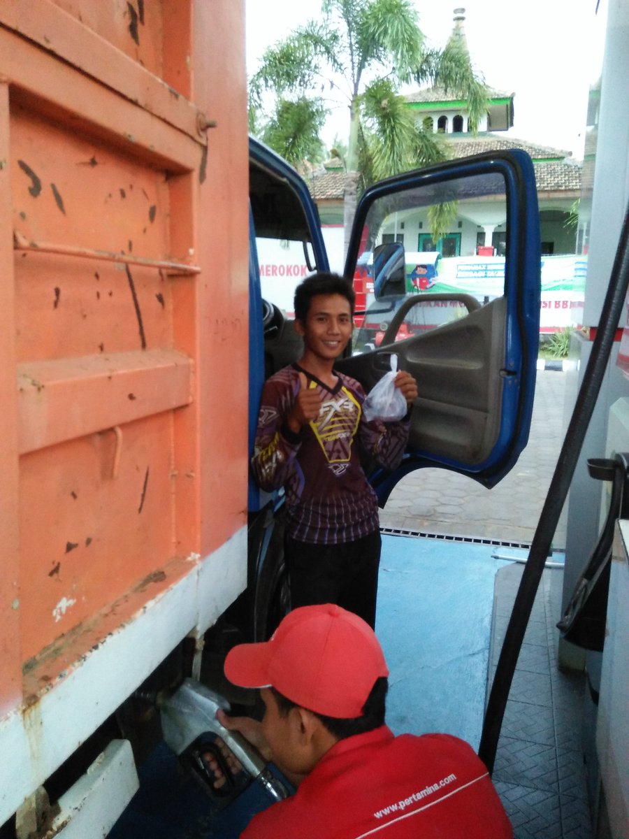 Rishandi4's tweet photo. #PertaminaSpritualMarketing
#berbagitakpernahrugi 
Berbagi takjil gratis di spbu 54.684.32 https://t.co/sRZvQ341V7