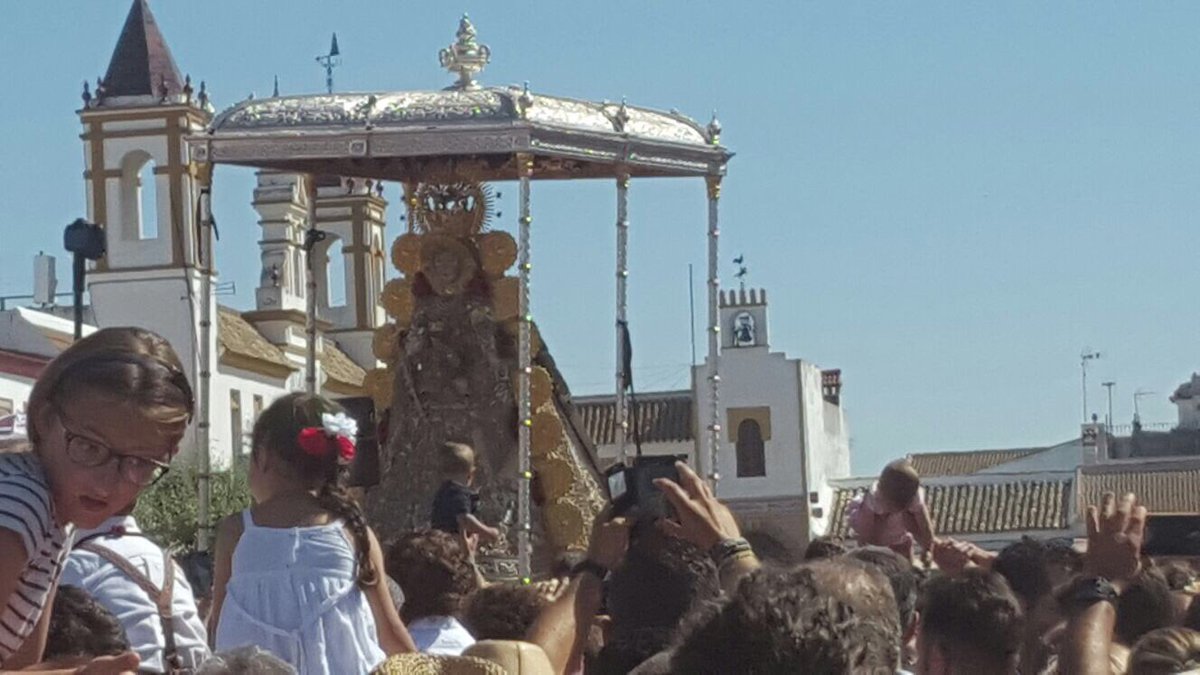 rociogs210's tweet photo. Foto que me han pasado unos buenos amigos que están cerquita de ella ❤️❤️ feliz día de pentecostés!! #vivalavirgendelrocio https://t.co/4WZwidx4mJ