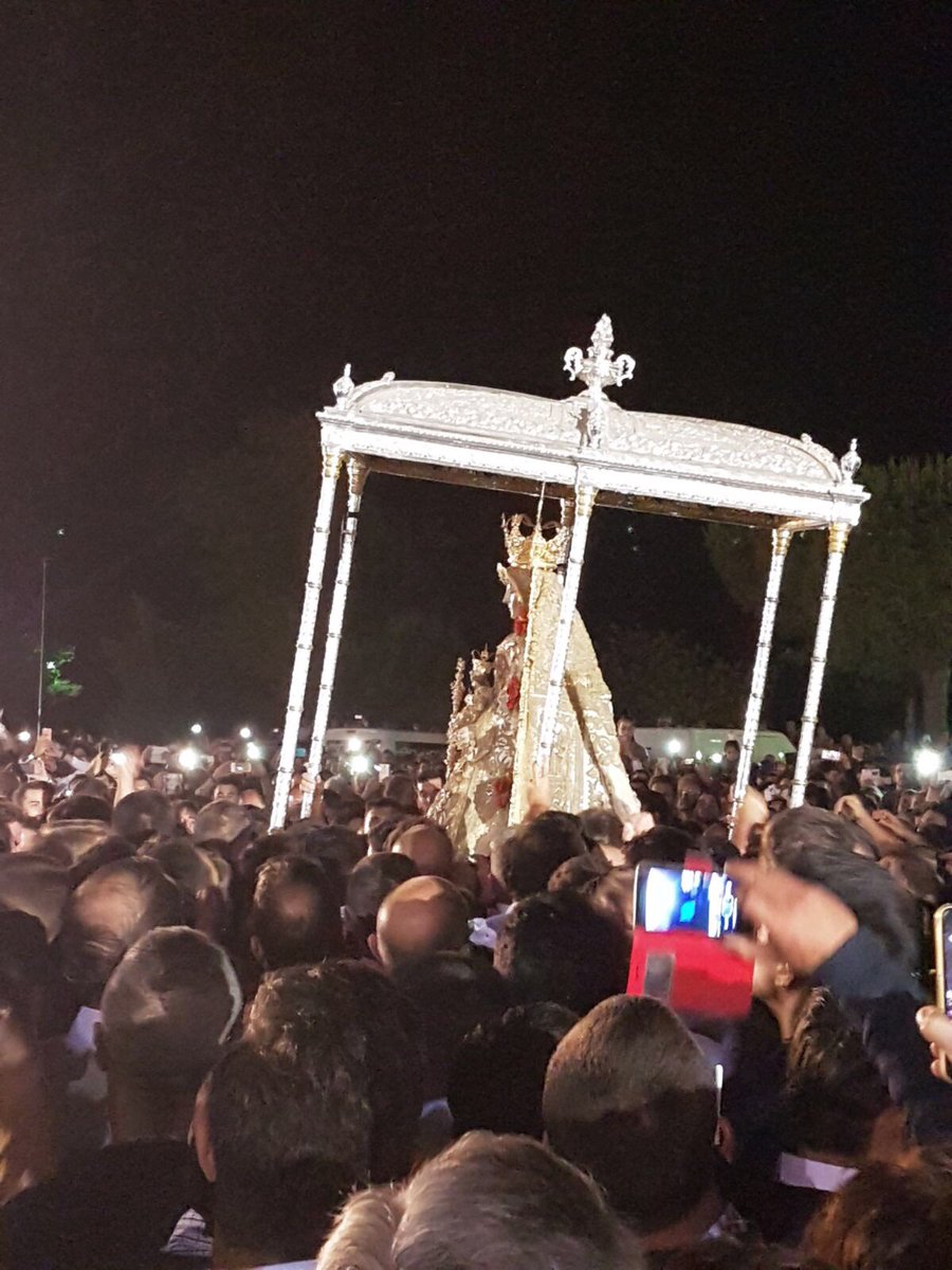 rociogs210's tweet photo. Foto que me han pasado unos buenos amigos que están cerquita de ella ❤️❤️ feliz día de pentecostés!! #vivalavirgendelrocio https://t.co/4WZwidx4mJ