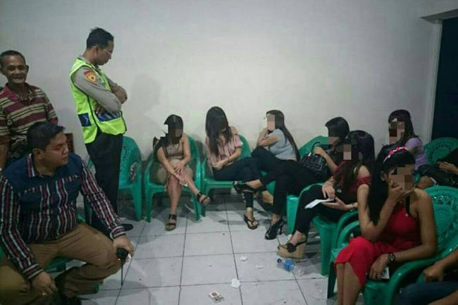 Geledah Tempat Karaoke, Polres Singkawang Temukan Satu Pasangan Luar Nikah dan 19 Wanita Penghibur tribratanews.com/geledah-tempat…