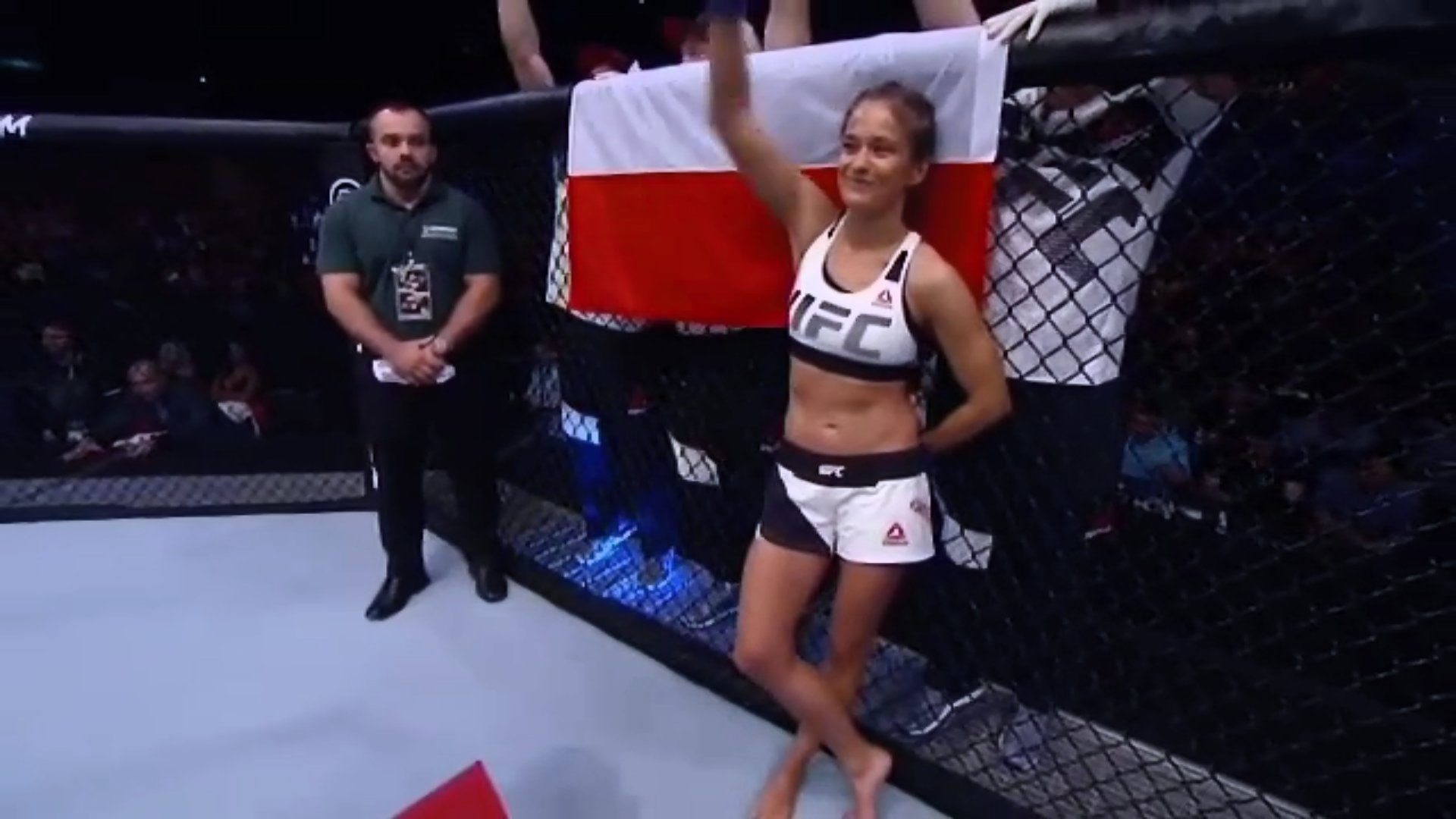 トシあ Auf Twitter Ufc212での 女子ストロー級 クラウジア ガデーリャ ブラジル Vs カロリーナ コバケビッチ ポーランド カロリーナの選手紹介は 街角で待ち合わせスタイル 笑 Ufc212