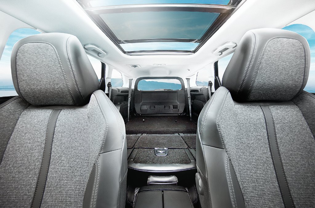 Peugeot's tweet photo. New #SUVPeugeot5008: with 7 seats, any combination is possible. https://t.co/jNA5Cx5mZM