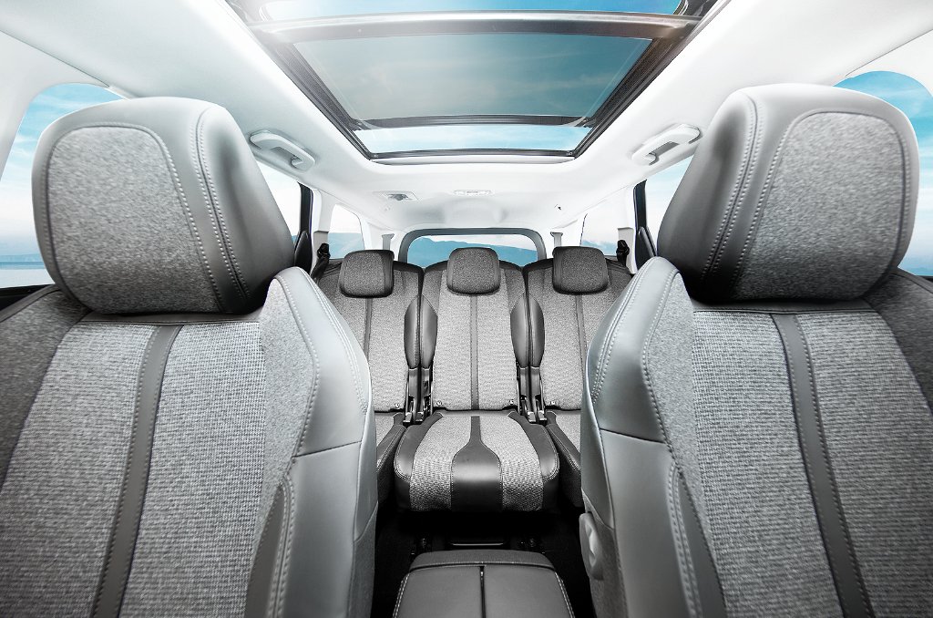 Peugeot's tweet photo. New #SUVPeugeot5008: with 7 seats, any combination is possible. https://t.co/jNA5Cx5mZM