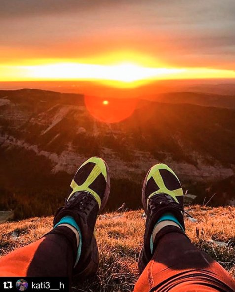 Now that's a #trailrunning shoe selfie 🙌 The TERRACLAW 220s soaking it up on a sunrise raid. 📷: <a href="/kati3__h/">Katie Hughes</a> #inov8 #GetAGrip #mondaymotivation