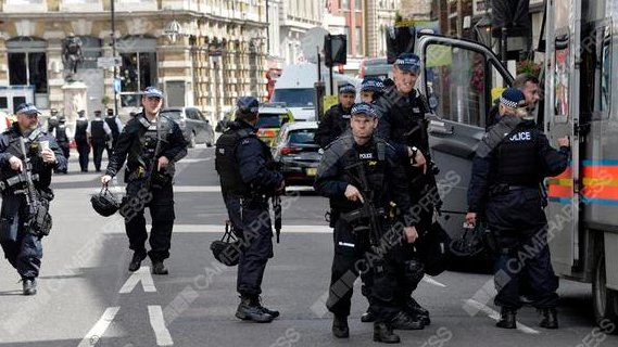 CameraPress's tweet photo. Aftermath of the #LondonBridge terror attacks #boroughmarketattack #boroughmarket #LondonAttacks (pics DavidDyson / James Veysey ) https://t.co/ZzA5yVcjTN