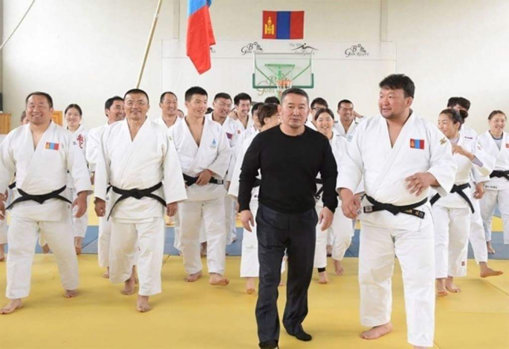 Олимп, дэлхийд  Жудочдыг Баттулга явуулсан мэт тэнэгтэхээ больцгоо.Тусгаар улс гэж байхгүй бол та нар хэн ч биш за.Улсын нэрээр ордогоо сана