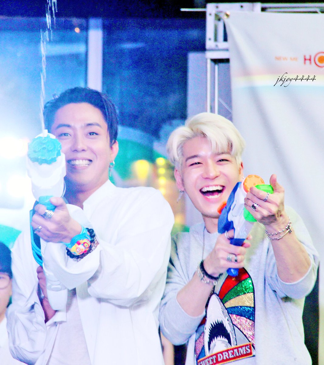 jkjoy4444's tweet photo. 20170521 东大门签售会 part 2
Happy Hawaii brothers🌴🌴🌈🌈
#SECHSKIES #젝스키스 #젝키 
#은지원 #강성훈 https://t.co/LuwoROdWjC