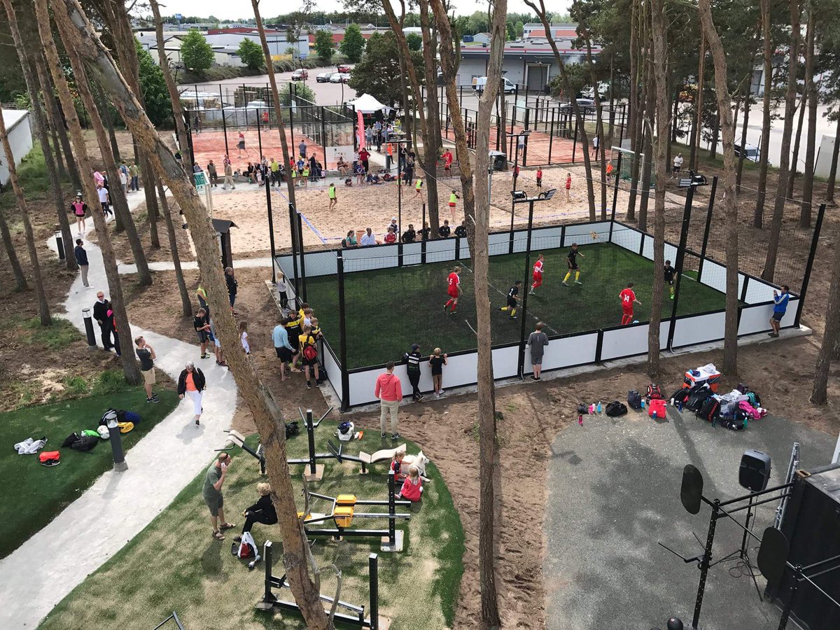 pcdlx's tweet image. Inauguración de las 2 #pistasdepadel y la pista de #soccer5 que montamos en #löddeköpinge #suecia #padelinternational #padelcourts #bedeluxe
