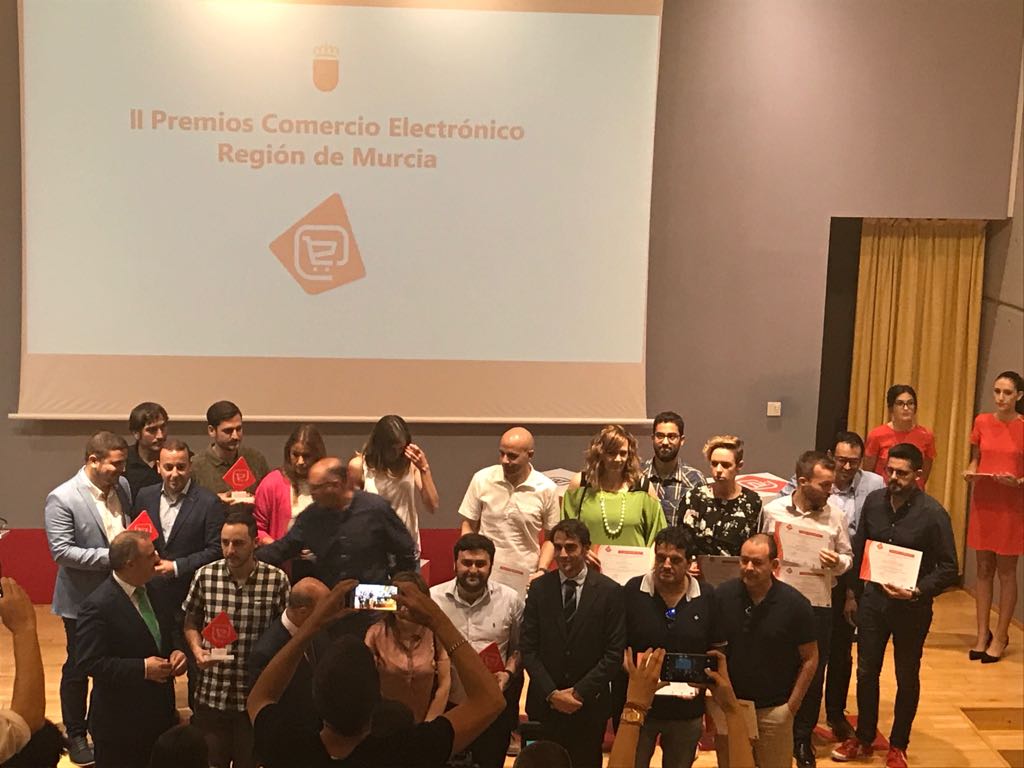 semymas's tweet photo. ¡Enhorabuena a los ganadores @cecarm! 🏆 #PremiosCECARM a los mejores negocios #online. 🖥️¡Pásate por nuestro blog! https://t.co/6nfrcJ58Qc https://t.co/oeGxhcW6dY