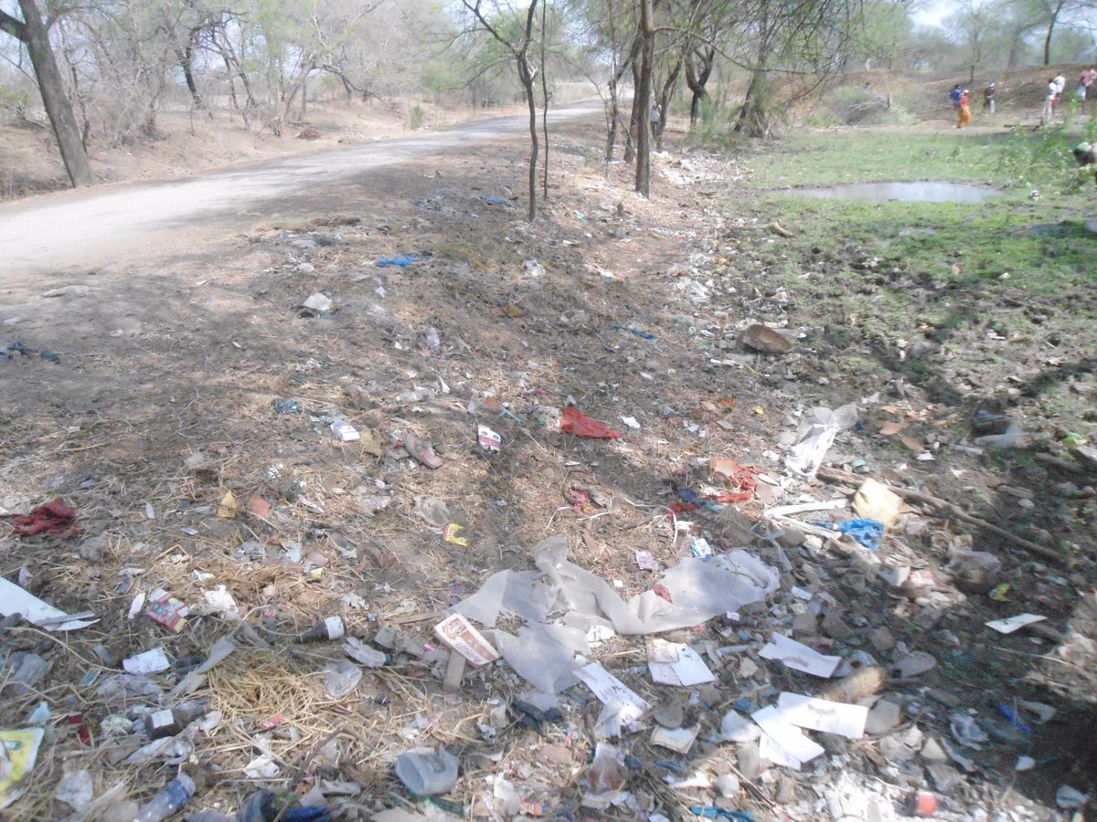 KshitijB15's tweet photo. on WED,  most Filthy place of villa Alikhuta converted to pleasing sight courtsey to 70  members, Rajnandgaon @kpsivaram @SuchiSudarshan https://t.co/PW4JbvI6s0