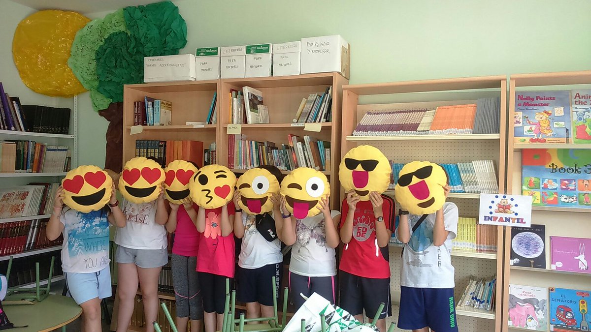 ORIGINALES COJINES DE EMOTICONOS EN EL ULTIMO TRABAJO DEL TALLER DE LABORES...