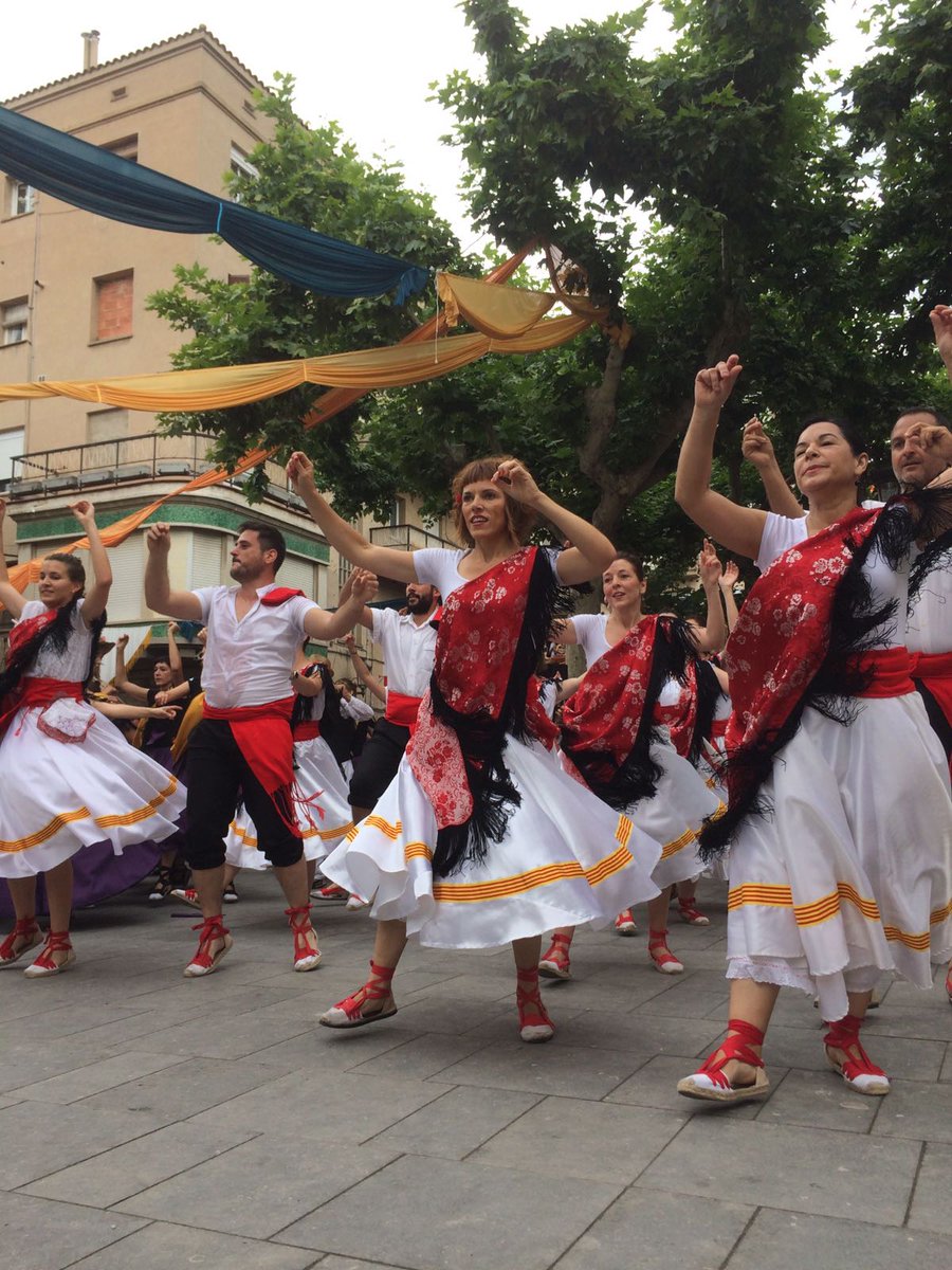 adrianadelgadoh's tweet photo. Ballada #Gitanes2017 a #SVCastellet, amb mateixa emoció q cada any, compartida amb amics i família. Visca la #collacatalana! #110AnysGitanes https://t.co/2sjSfTC7BQ