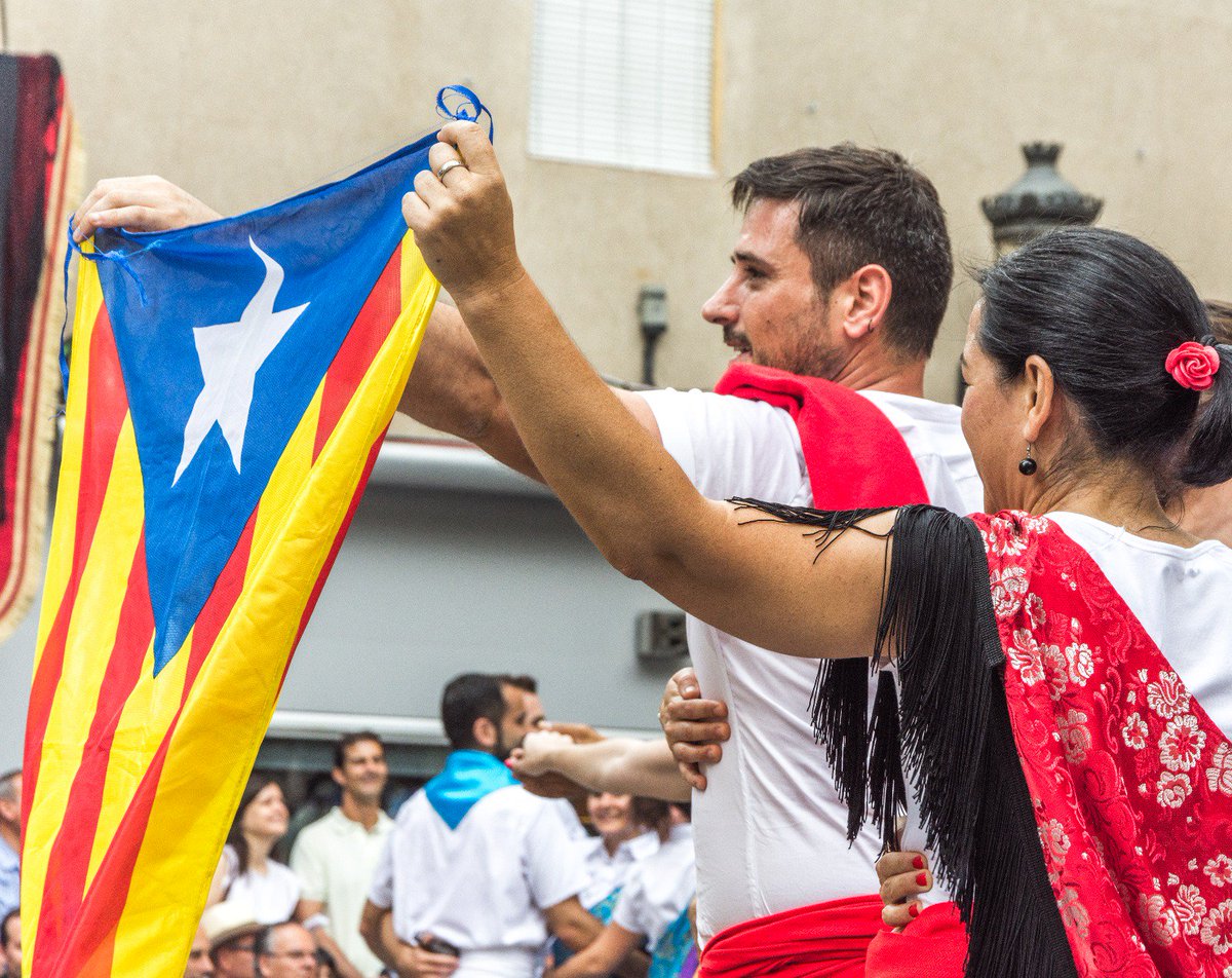 adrianadelgadoh's tweet photo. Ballada #Gitanes2017 a #SVCastellet, amb mateixa emoció q cada any, compartida amb amics i família. Visca la #collacatalana! #110AnysGitanes https://t.co/2sjSfTC7BQ