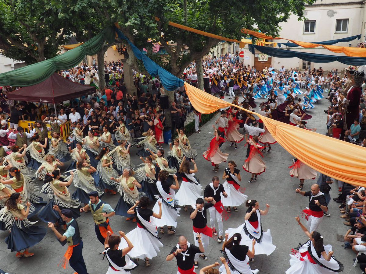 ERC_SVCastellet's tweet photo. Espectacular ballada #Gitanes2017 #110AnysGitanes a #SVCastellet! Balladors i públic van viure-la amb emoció i alegria un any + #semprehisom https://t.co/S3owG5i4nV