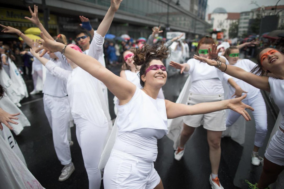 Tagesspiegel's tweet photo. "Das größte und freudvollste Statement gegen Fremdenfeindlichkeit": Positive Bilanz bei Karneval der Kulturen #kdk17 https://t.co/rMRGZoQ88I https://t.co/QtjWAE8jti