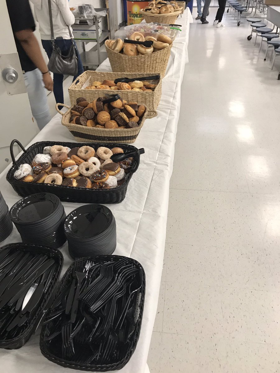 BravermanHHS's tweet photo. Senior breakfast 🍳 today ! https://t.co/PsHDm9O8vd