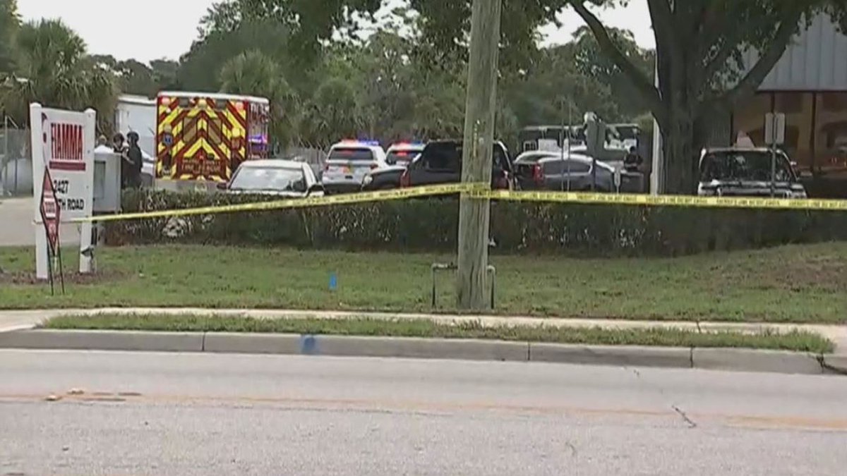 #UPDATE Report: Orlando shooter is dead, was disgruntled employee of business bit.ly/2sIHijm https://t.co/RUyXgxHzcP