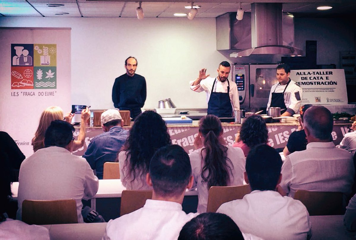 GrupoAmicalia's tweet photo. #Showcooking con @MichelePeroni e @IvanDominguez32 de @AlboradaGalicia para #formadoseprofesionais en el IES Fragas do Eume | #GrupoAmicalia https://t.co/7D4z7sdkYM