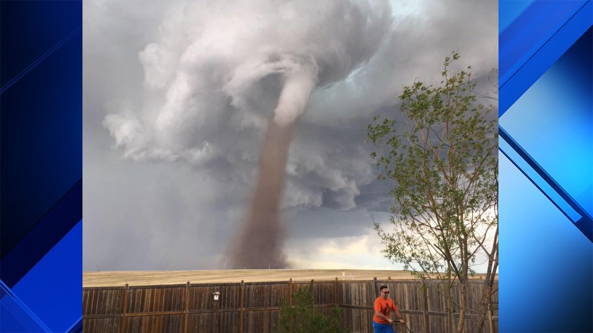 Canadian man mows lawn with tornado behind him bit.ly/2rVTWyP https://t.co/07K8ltF7Px
