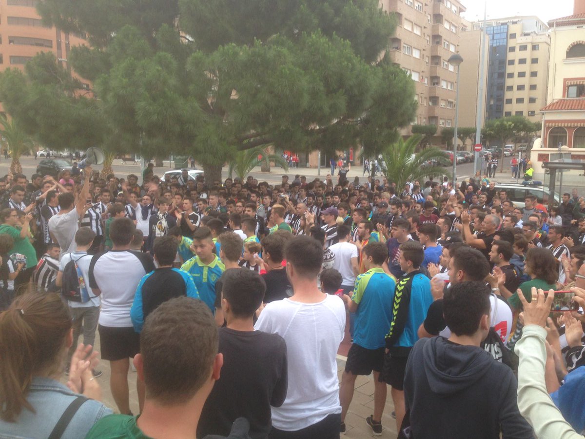 Barricada1922's tweet photo. Ahir l'albinegrisme va recuperar part de la seua dignitat
Gràcies a tots per fer-ho possible!
UNITAT, DIGNITAT, FIDELITAT
#InvasióAlbinegra https://t.co/LFW60t7xxr