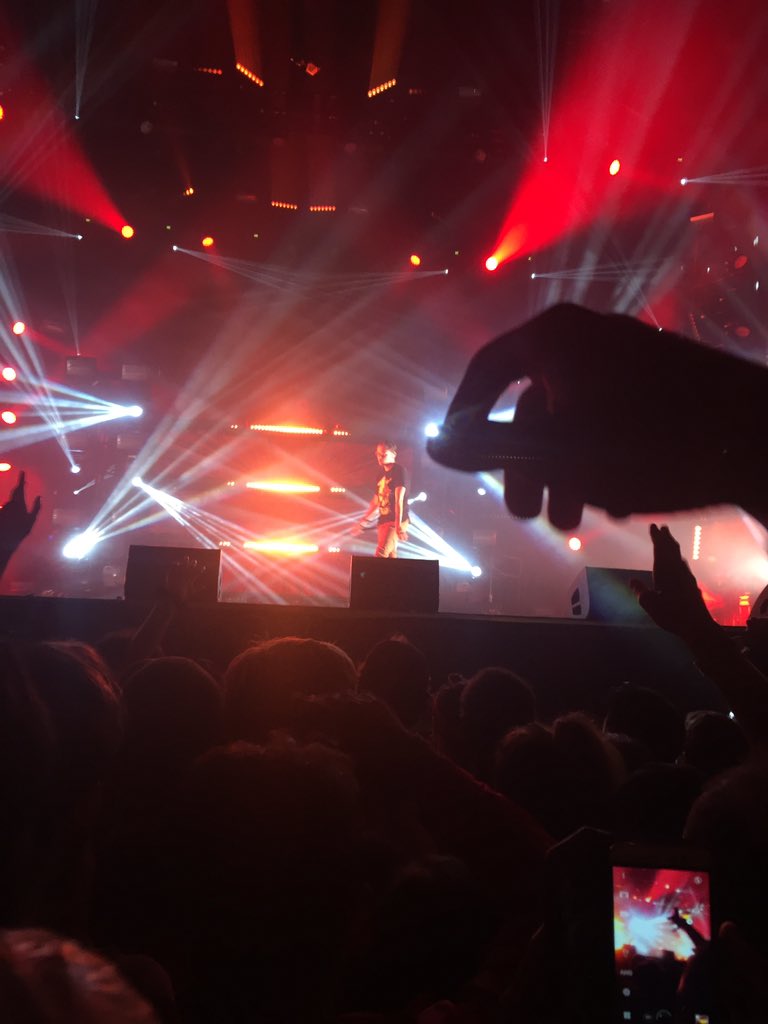 aynaps's tweet photo. Can't believe I finally got to see @Logic301.. best..concert..ever. #Rattpack #family #2hourwait #4thRow https://t.co/GvXwJLBw3y