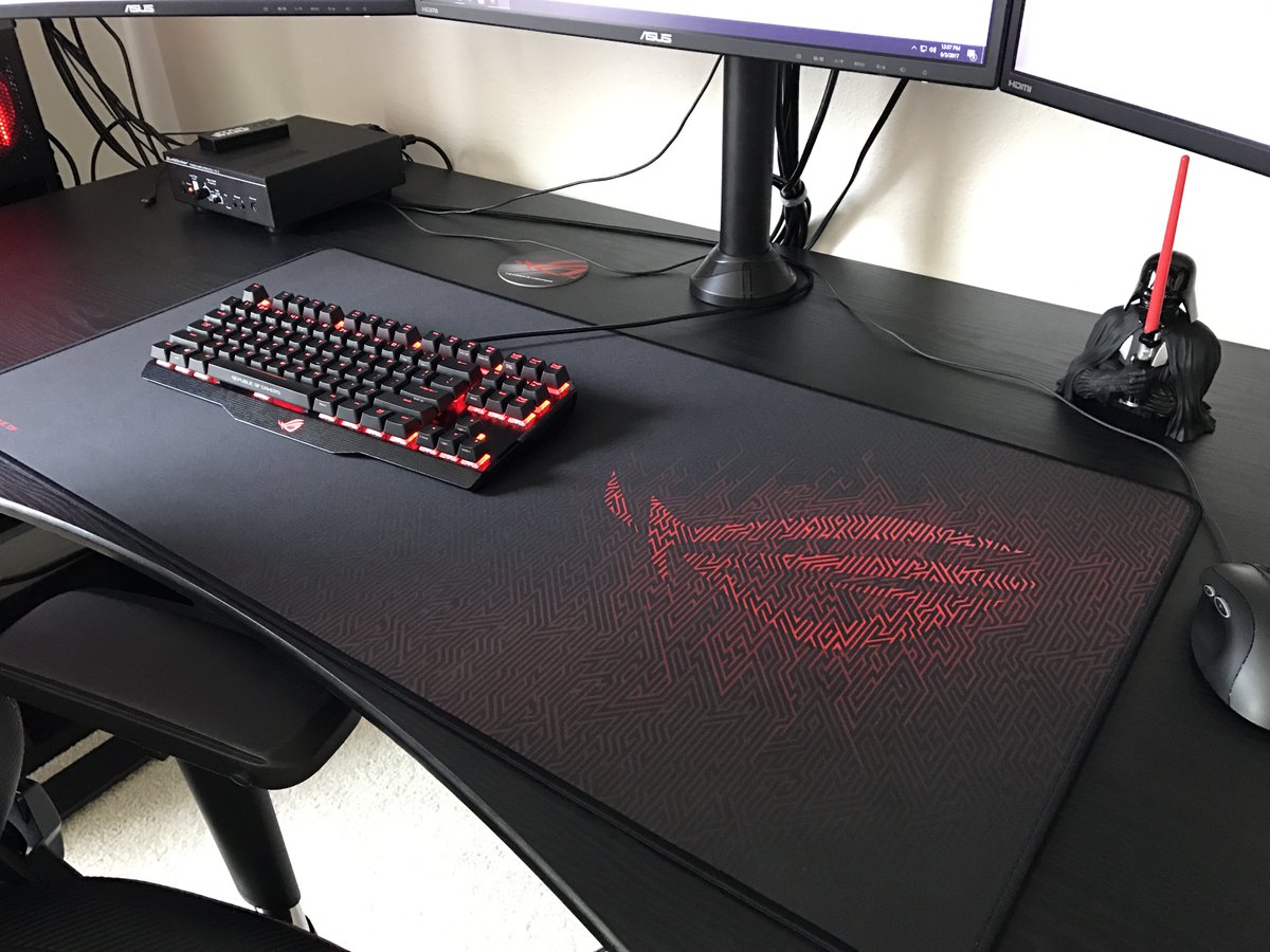 ASUS_ROG's tweet image. This Darth Vader rig by @nVIDIASLiRig  looks amazing with all this ROG hardware! #ModMondays #Starwars
Build log: bit.ly/2s7OZTC