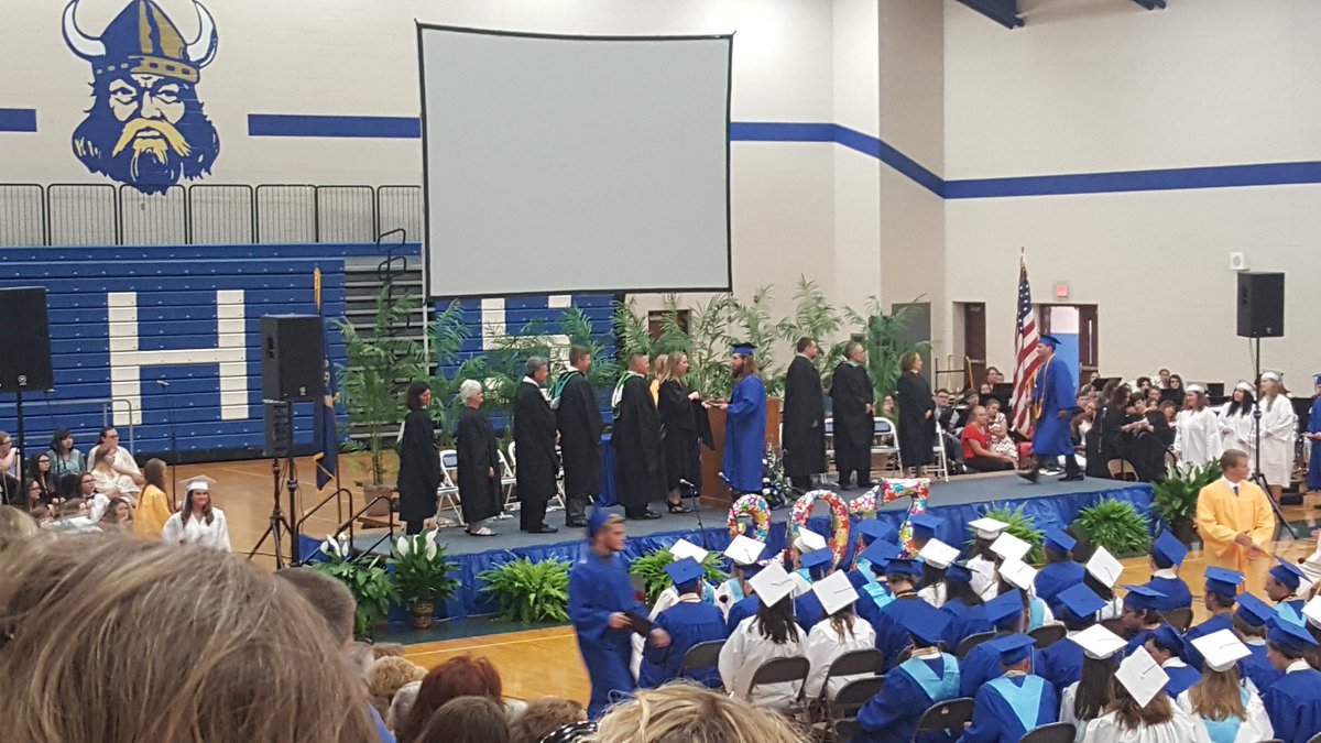 _short_stack97's tweet photo. Congrats to my graduates from yesterday! ❤💪 #TwitterlessJesus https://t.co/qx79N9sPHV