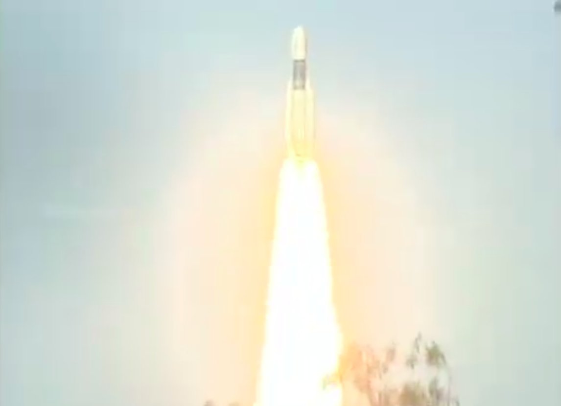 India GSLV-Mark 3 D1 rocket 1st development flight lifts off w/ 3,126-kg GSAT-19 Ku-/Ka- sat, first India HTS. Wait 16m20s to separation.