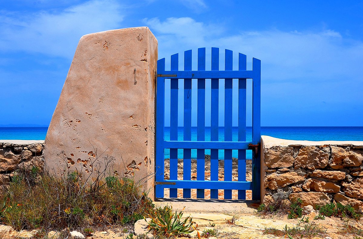 TurismeBalears's tweet image. #Formentera Dicen que Bob Dylan estuvo en la isla en 1967. Quizás esta puerta le inspiró para escribir su famosa canción #HeavensDoor 😄