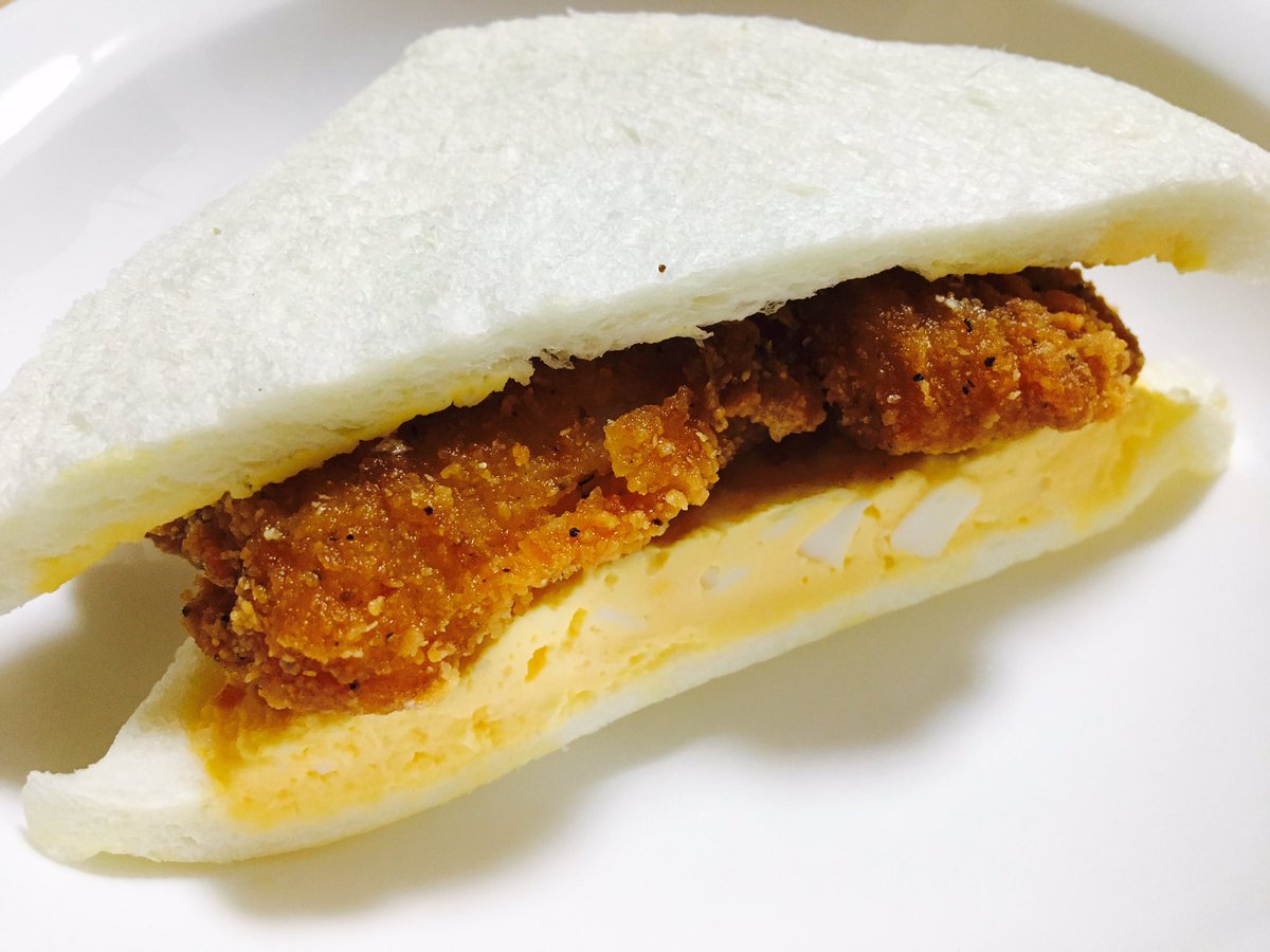 「ファミマのたまごサンドにファミチキはさんでみな」知り合いの料理人から教えてもらった。ひとつ屋根の下にいながらすれ違っていた親子が、口の中で優しく抱擁しあっている。